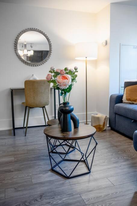 Chic 1-Br Condo; Parking Included; Downtown Core Toronto Ngoại thất bức ảnh