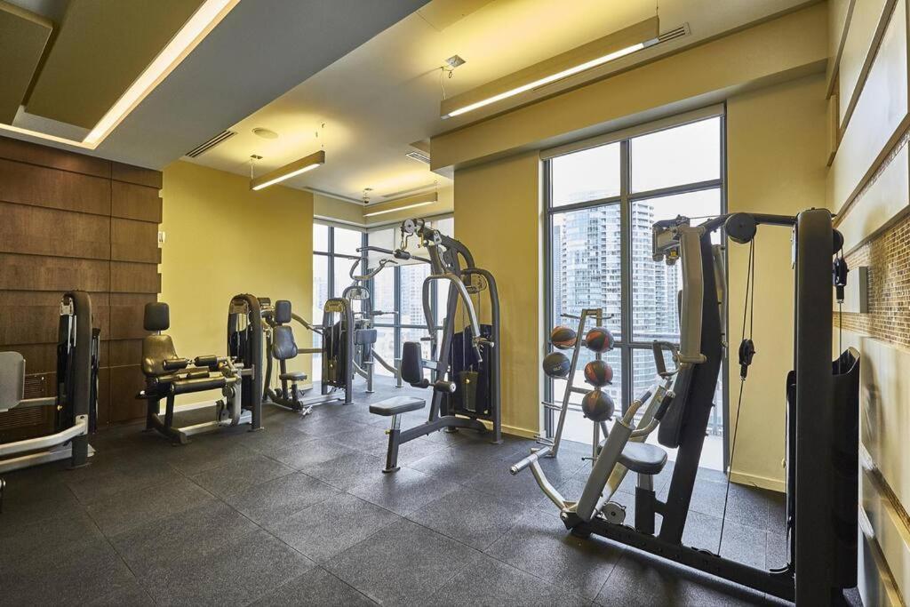 Chic 1-Br Condo; Parking Included; Downtown Core Toronto Ngoại thất bức ảnh