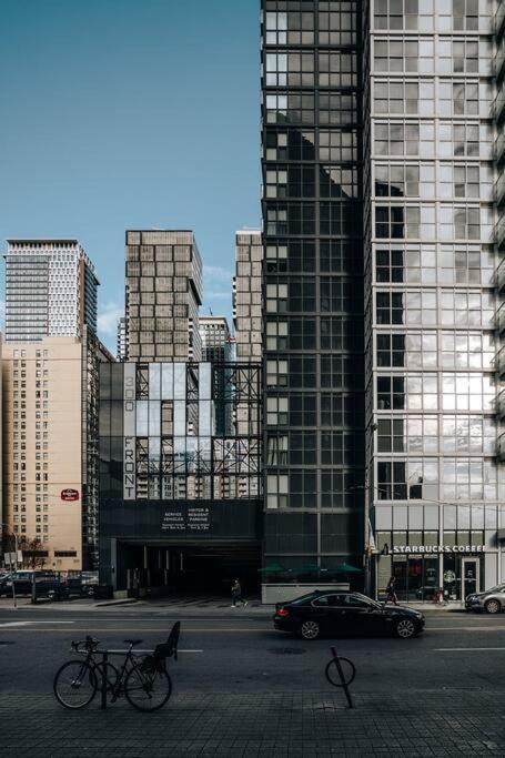 Chic 1-Br Condo; Parking Included; Downtown Core Toronto Ngoại thất bức ảnh