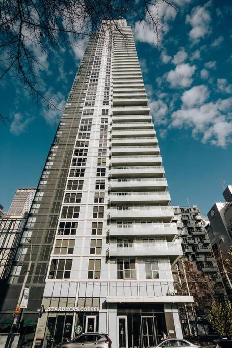 Chic 1-Br Condo; Parking Included; Downtown Core Toronto Ngoại thất bức ảnh