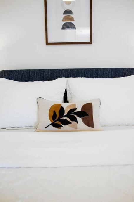 Chic 1-Br Condo; Parking Included; Downtown Core Toronto Ngoại thất bức ảnh