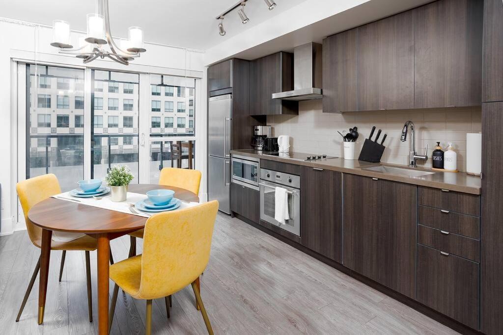 Chic 1-Br Condo; Parking Included; Downtown Core Toronto Ngoại thất bức ảnh