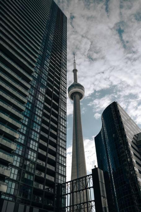 Chic 1-Br Condo; Parking Included; Downtown Core Toronto Ngoại thất bức ảnh
