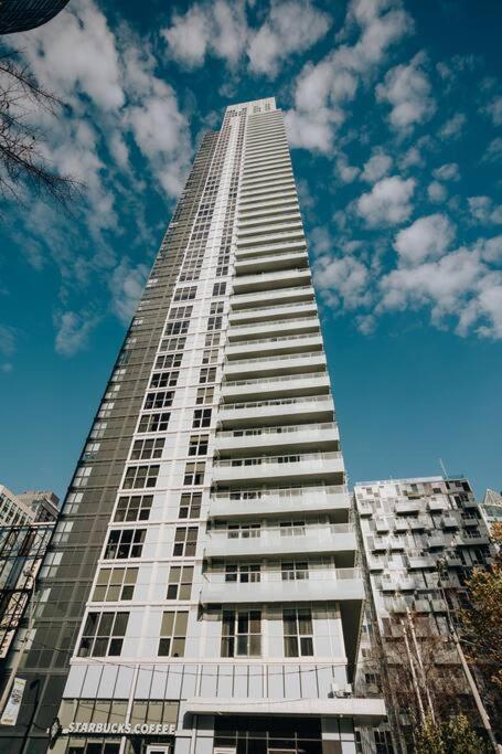 Chic 1-Br Condo; Parking Included; Downtown Core Toronto Ngoại thất bức ảnh