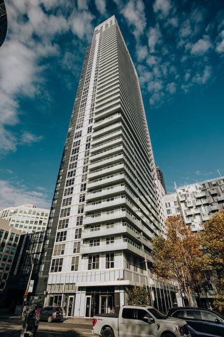 Chic 1-Br Condo; Parking Included; Downtown Core Toronto Ngoại thất bức ảnh