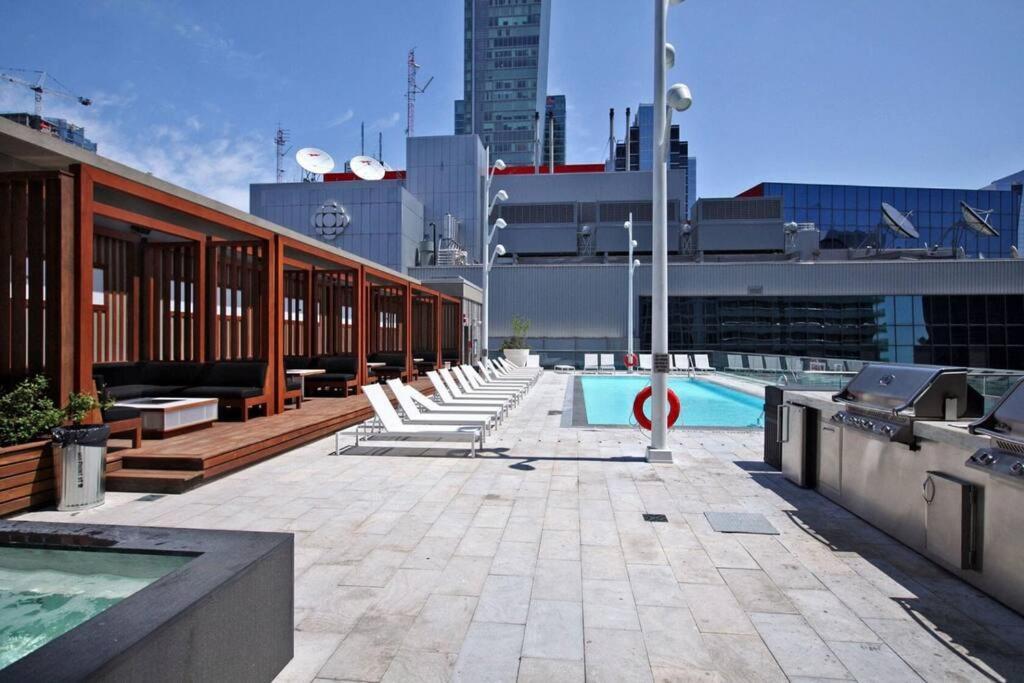 Chic 1-Br Condo; Parking Included; Downtown Core Toronto Ngoại thất bức ảnh