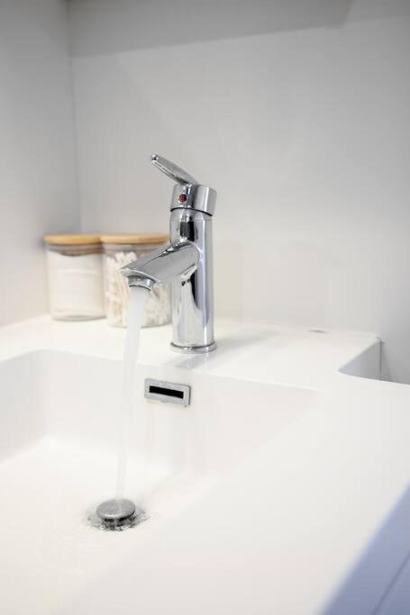 Chic 1-Br Condo; Parking Included; Downtown Core Toronto Ngoại thất bức ảnh