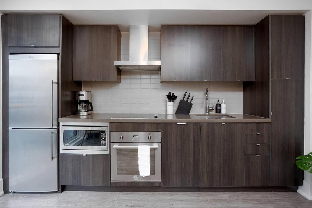Chic 1-Br Condo; Parking Included; Downtown Core Toronto Ngoại thất bức ảnh
