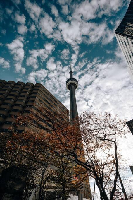 Chic 1-Br Condo; Parking Included; Downtown Core Toronto Ngoại thất bức ảnh