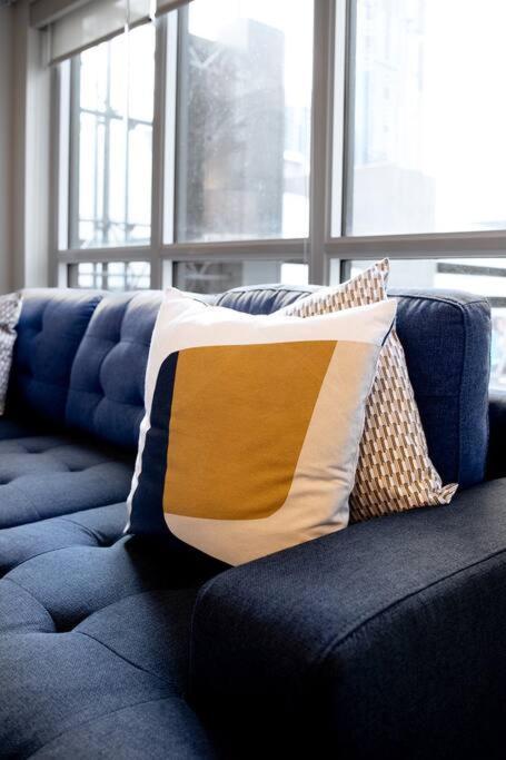 Chic 1-Br Condo; Parking Included; Downtown Core Toronto Ngoại thất bức ảnh
